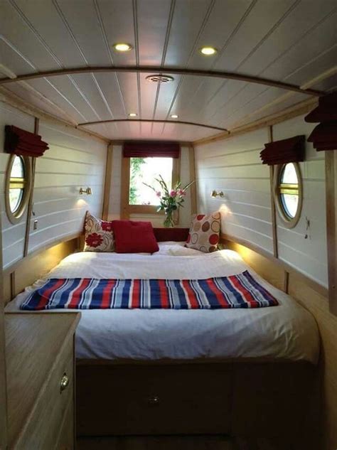 Incredible Houseboat Interiors Decor (11) | Houseboat interior, Canal boat interior, Narrowboat ...