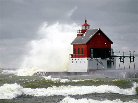 High_Tide_Grand_Haven_Lighthouse_Michigan - DataVeld