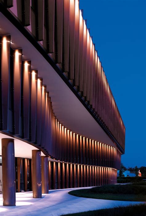 Twinset's headquarter: how to illuminate a glass facade equipped with sunblinds | Architectural ...