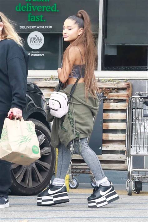 Ariana Grande Shopping Time-West Hollywood 19-02-2019 Ariana Grande Outfits Casual, Celebrity ...