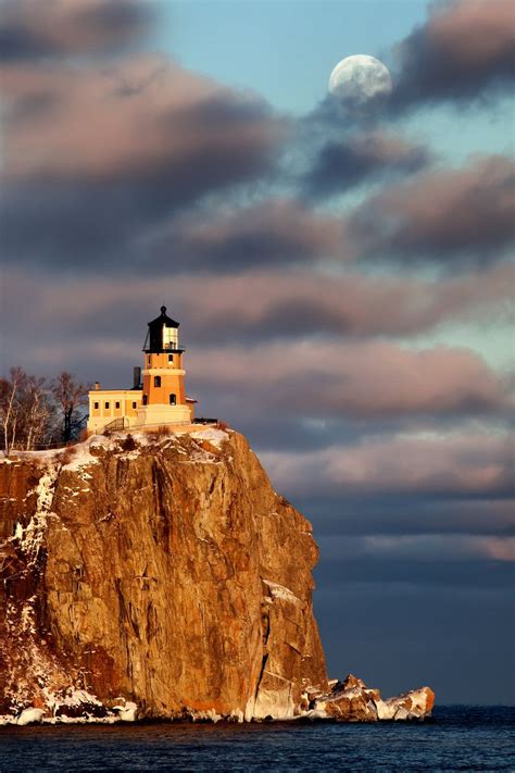 Moonrise and sunset at Split Rock Lighthouse, North Shore of Lake Superior, Minnesota. | Split ...