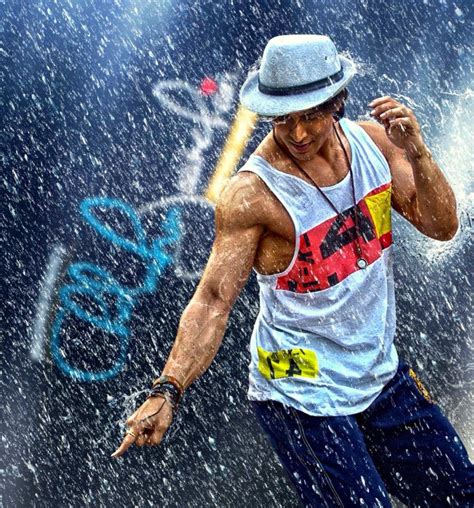 Tiger Shroff Dancing In Rain - JattDiSite.com