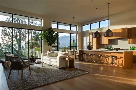 Luxurious modern home overlooking the Los Angeles skyline