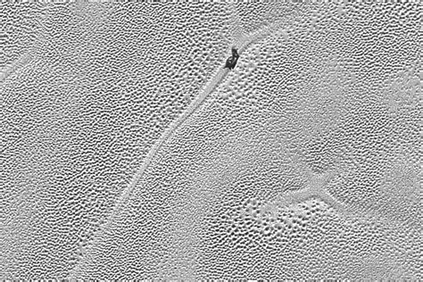 New high resolution NASA images show Pluto's 'lava lamp' landscape ...