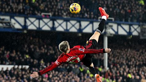 Watch: Garnacho bicycle kick vs. Everton just like Wayne Rooney