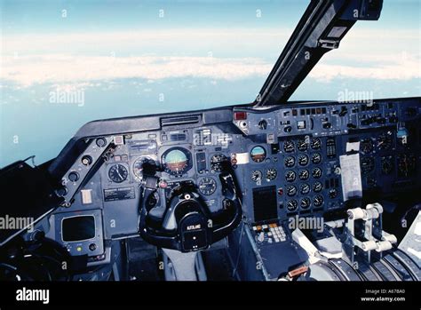 Lockheed TriStar Cockpit in flight at high altitude Stock Photo: 424864 - Alamy