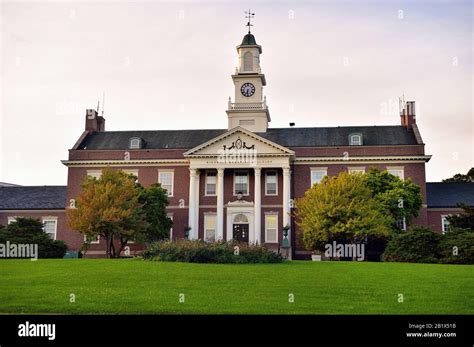 Hinsdale, Illinois, USA. The Hinsdale Memorial Building, an official ...