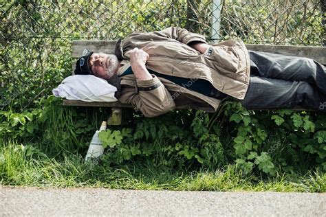 [コンプリート！] homeless person sleeping on bench 179739-Can a homeless person sleep anywhere