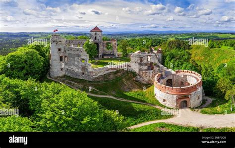 Trail of the Eagles' Nests - Tenczyn Castle in Rudno Stock Photo - Alamy