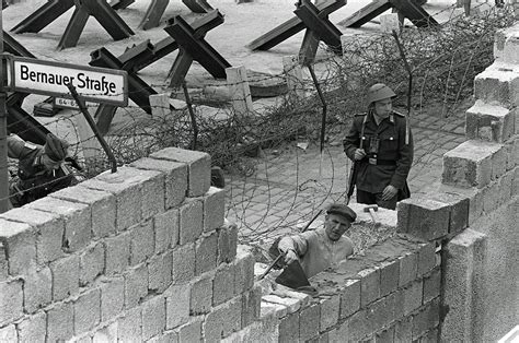 The Building Of The Berlin Wall - 1961-1962 - Flashbak