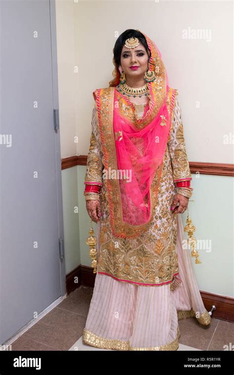 Traditional sikh clothing hi-res stock photography and images - Alamy