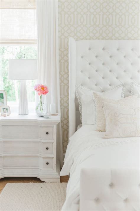 The Dreamiest White Bedroom You Will Ever Meet | Bedroom wallpaper ...