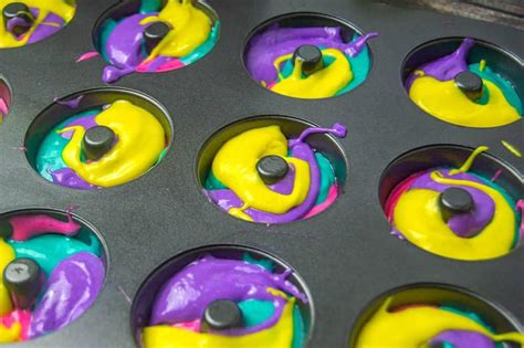 SUPER EASY COLORFUL UNICORN CAKE DONUTS