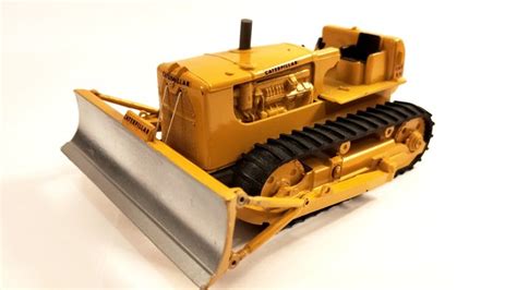 Triang Spot-On - 1:42 - 116 Caterpillar D9 Bulldozer - Catawiki