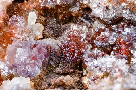 Stunning colors in this Quartz specimen I found in the Arizona desert. Duncan, Arizona. : r ...