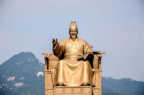 Premium Photo | Statue of the sejong the great at gwanghwamun square