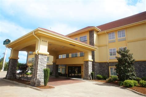 9 Best VERIFIED Pet Friendly Hotels in Conway with Weight Limits & Pet Fees