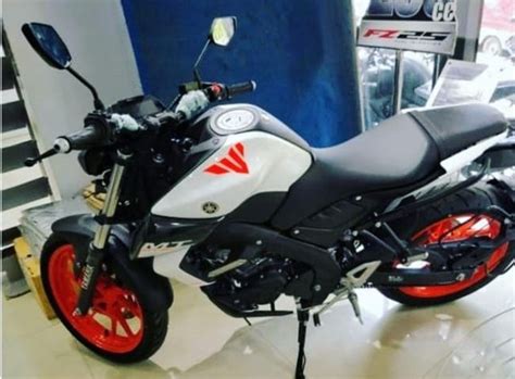 Yamaha MT-15 In White Colour And Orange Wheels Spotted At Dealership