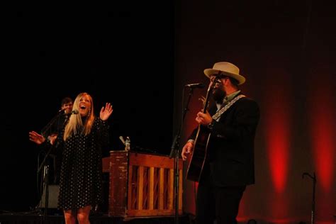 Drew and Ellie Holcomb bring legacy of Christian Folk to Calvin – Calvin University Chimes