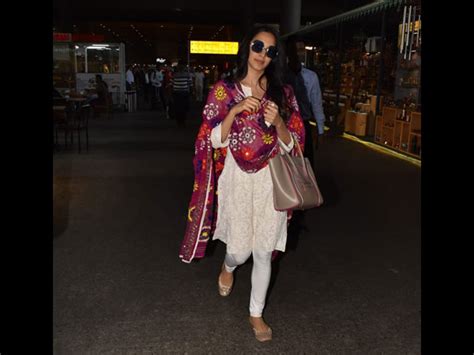 Kiara Advani Spotted In A Salwar Suit At The Airport - Boldsky.com