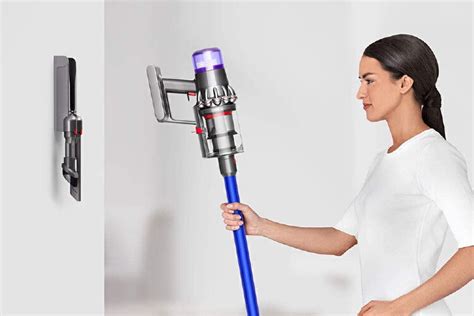 Dyson V10 vs. Dyson V11: A head-to-head breakdown of Dyson’s stick vacuums | Nestia