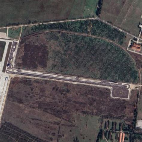 Gemlik Airfield in Gemlik, Turkey (Google Maps)