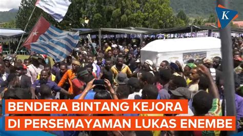 Bendera OPM Berkibar Saat Prosesi Pemakaman Lukas Enembe - YouTube