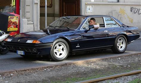 Ferrari 400: Lapo Elkann, su una Ferrari d’epoca a Milano