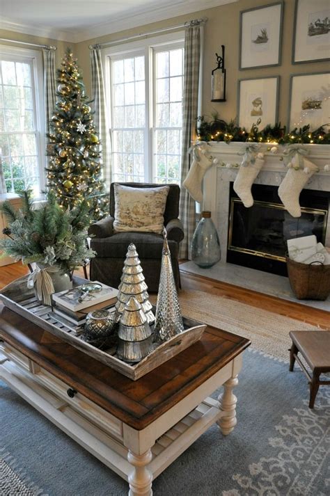 30+ Living Room Coffee Table Christmas Decor – HomeDecorish