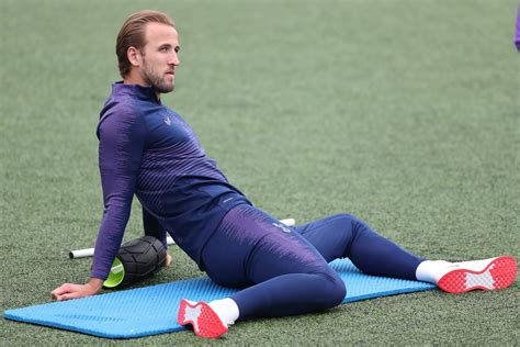 Pro footballer training pictures : flexibility