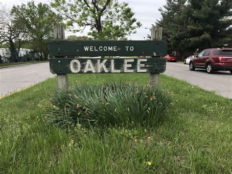 "Welcome to Oaklee" sign in median, Southwestern Boulevard… | Flickr