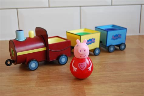 Chic Geek Diary: Peppa Pig Weebles Pull Along Wobbily Train - Review