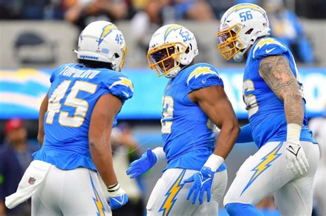 Los Angeles Chargers' Khalil Mack dominates former Raiders team with 6 sacks