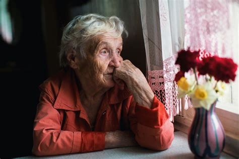 Top Tips To Combat Loneliness In Seniors - Conservatory Senior Living