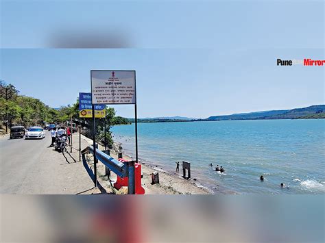 Khadakwasla Dam: Tourists throw rules to the winds