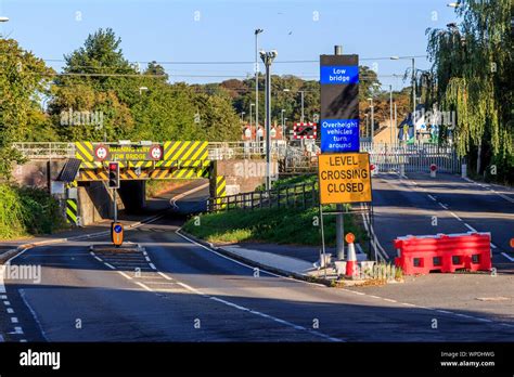 Low bridge sign hi-res stock photography and images - Alamy