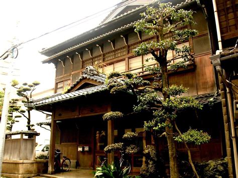 名古屋駅近くの遊郭跡で料理旅館時代の古食器市 建物探検ツアーも - 名駅経済新聞