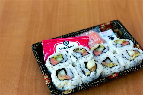 How Many Calories in a Spicy Tuna Roll? - Top Cookery