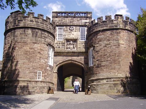 Parts of a Medieval Castle: The Gatehouse - Medieval Britain