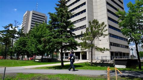 Des formulaires et des communications neutres à l’Université Laval | Radio-Canada.ca