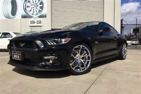 FORD MUSTANG with FOOSE OUTCAST WHEELS IN 20 INCH CHROME