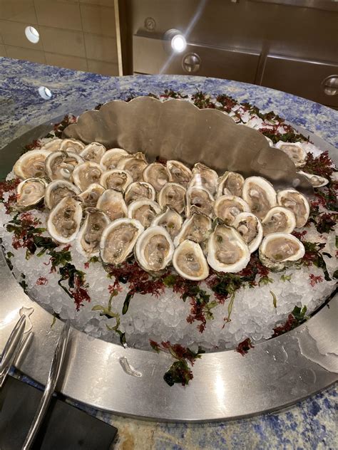 The oysters at the Wynn Casino Buffet. Brunch time! : FoodPorn