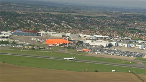 Man arrested at Luton Airport after apparently trying to open door ...