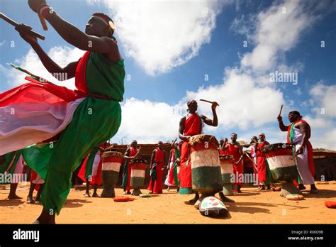 Traditional Burundian dance with typical drums, Burundi, Africa Stock Photo - Alamy