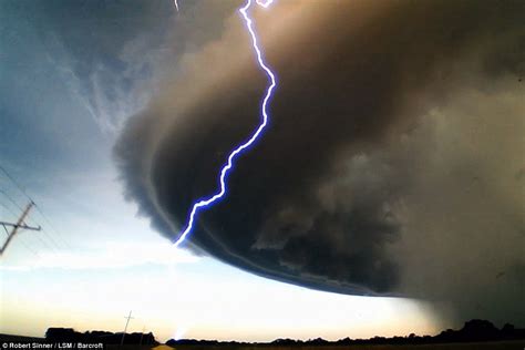 Incredible time-lapse footage of supercell storm forming over Kansas | Daily Mail Online