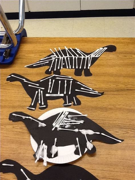 Dino Bones avec q-tips! | Dinosaur crafts, Preschool art, Preschool crafts