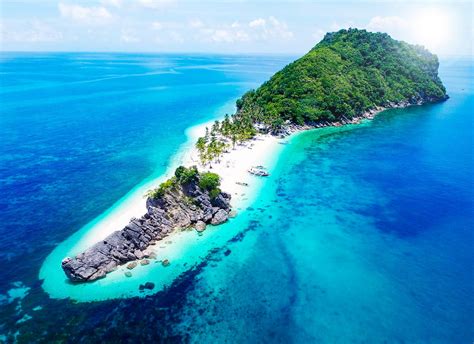 Hop around the islands of Islas de Gigantes or Gigantes Islands in Carles, Iloilo with these ...