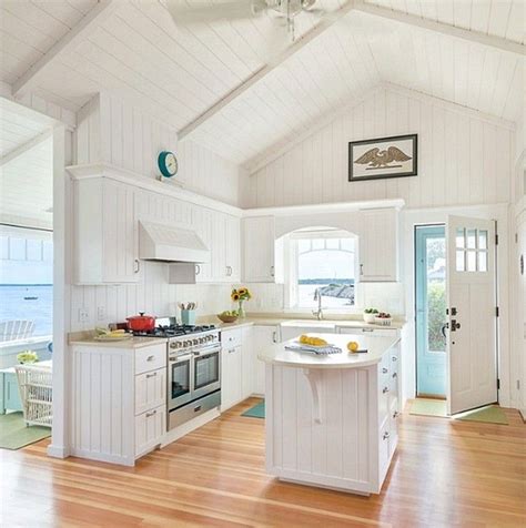 73 Extravagant Beach Cottage Kitchen Design And Decorating | Small cottage kitchen, White ...