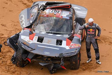 Carlos Sainz suffers broken back after Dakar crash | GRANDPRIX247