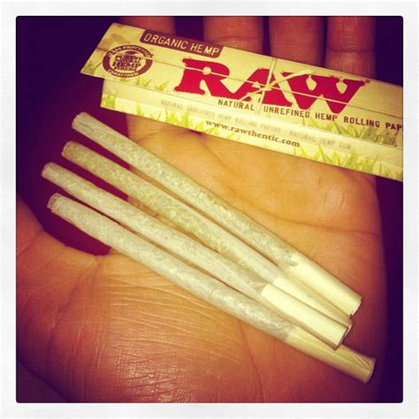 4 nicely rolled joints with RAW rolling papers - STUFF STONERS LIKE